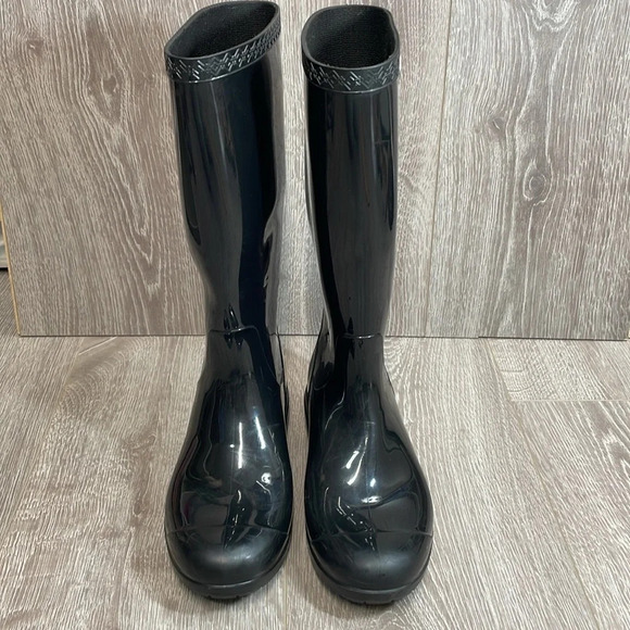 UGG Shaye Tall Rain Boot Black Patent Sheepskin Insole Size 6 - Picture 2 of 14